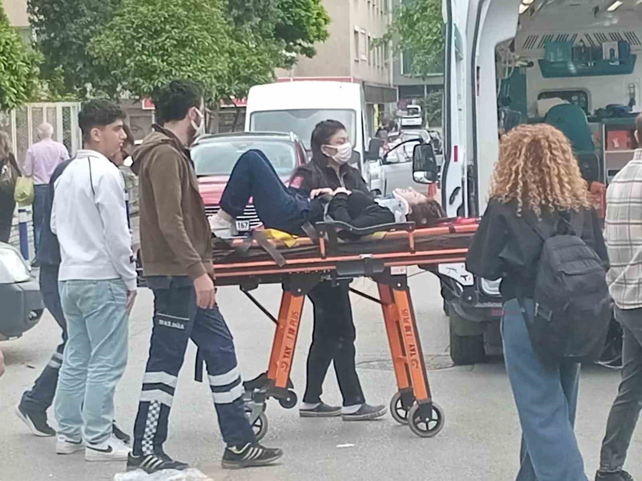 AYDIN'IN EFELER İLÇESİNDE TİCARİ ARAÇ İLE MOTOSİKLETİN ÇARPIŞMASI SONUCU MEYDANA GELEN TRAFİK...