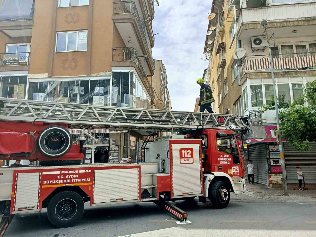 AYDIN'IN EFELER İLÇESİNDE YAŞLI BİR ADAMIN OCAKTA UNUTTUĞU YEMEK NEDENİYLE YANGIN ÇIKARKEN, YANIK...