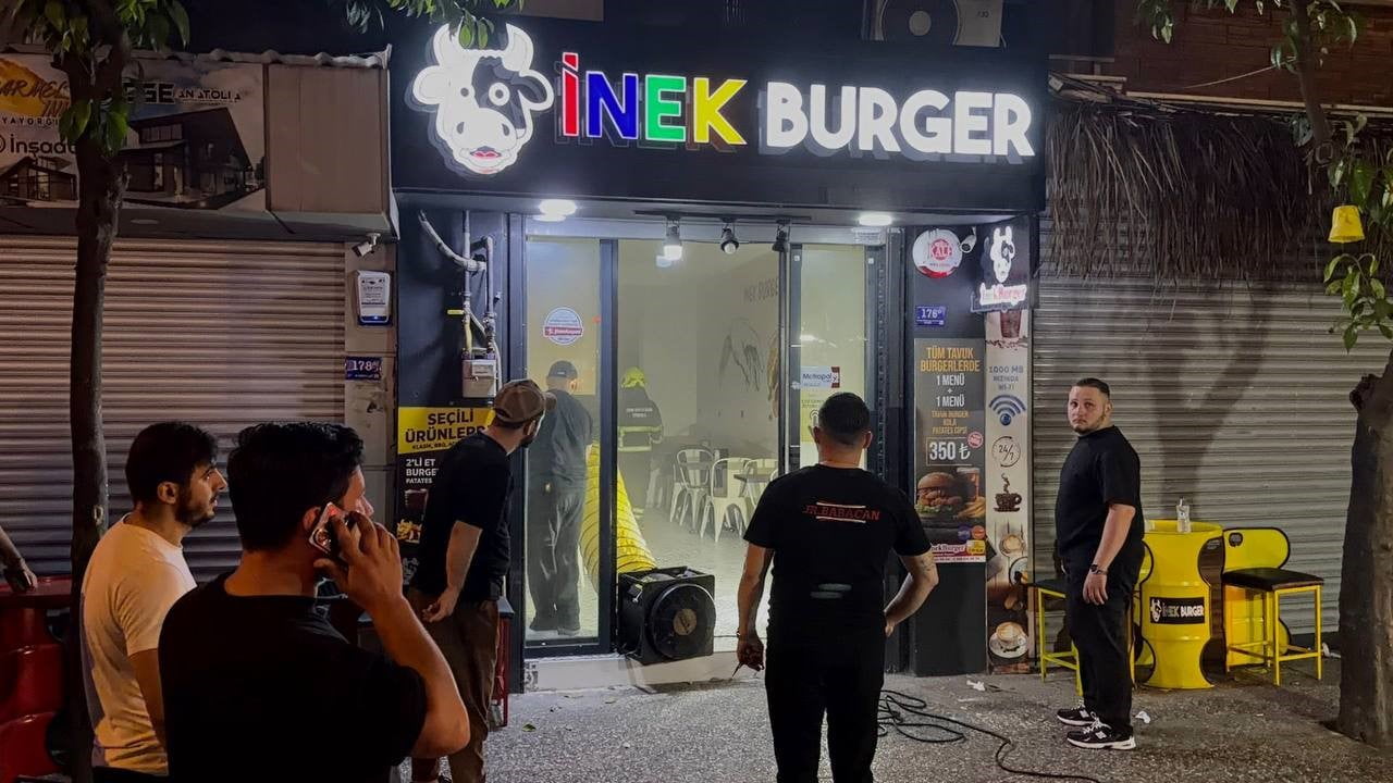 AYDIN'IN EFELER İLÇESİNDEKİ BİR İŞ YERİNDE ÇIKAN YANGIN PANİKLETİRKEN, İŞ YERİNİ SARAN YOĞUN DUMAN...