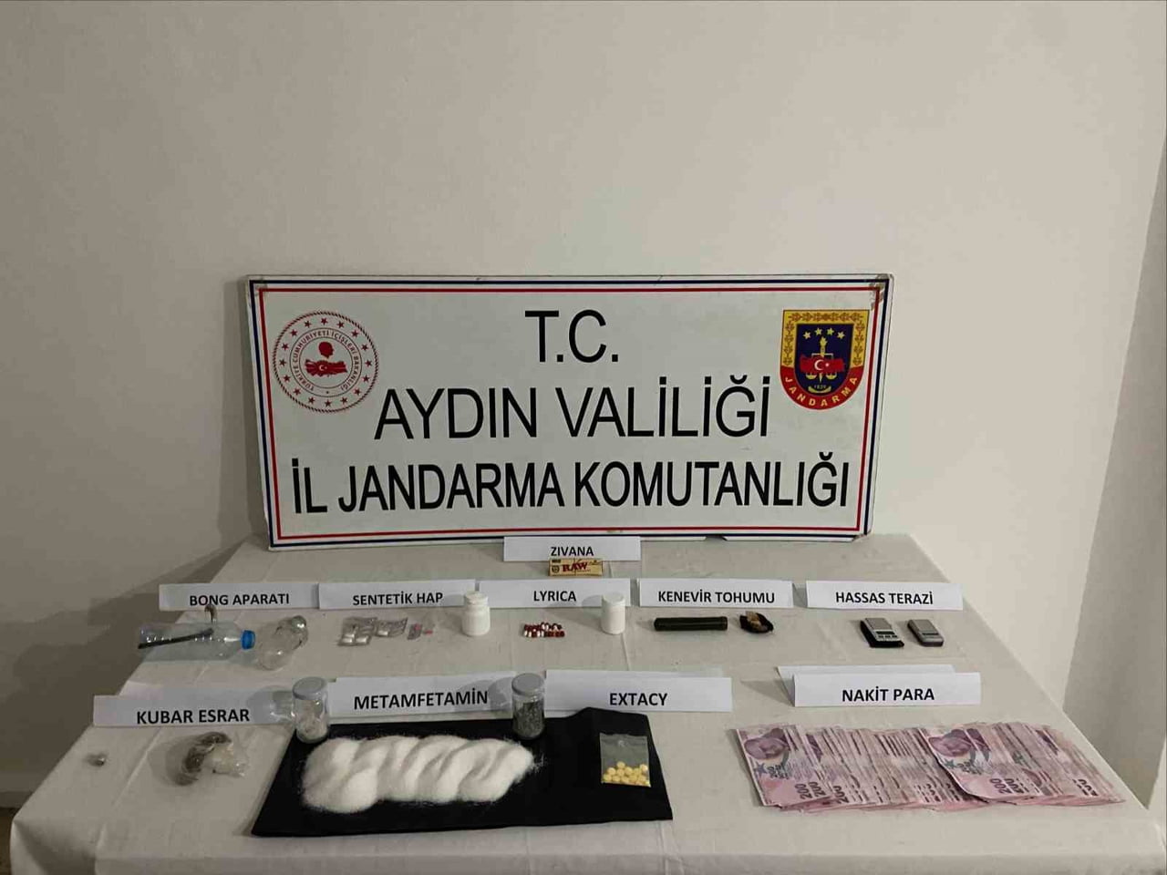 AYDIN'IN GERMENCİK İLÇESİNDE 5 ŞÜPHELİYE AİT İKİ ADRESE YAPILAN EŞ ZAMANLI BASKINDA ÇOK SAYIDA...