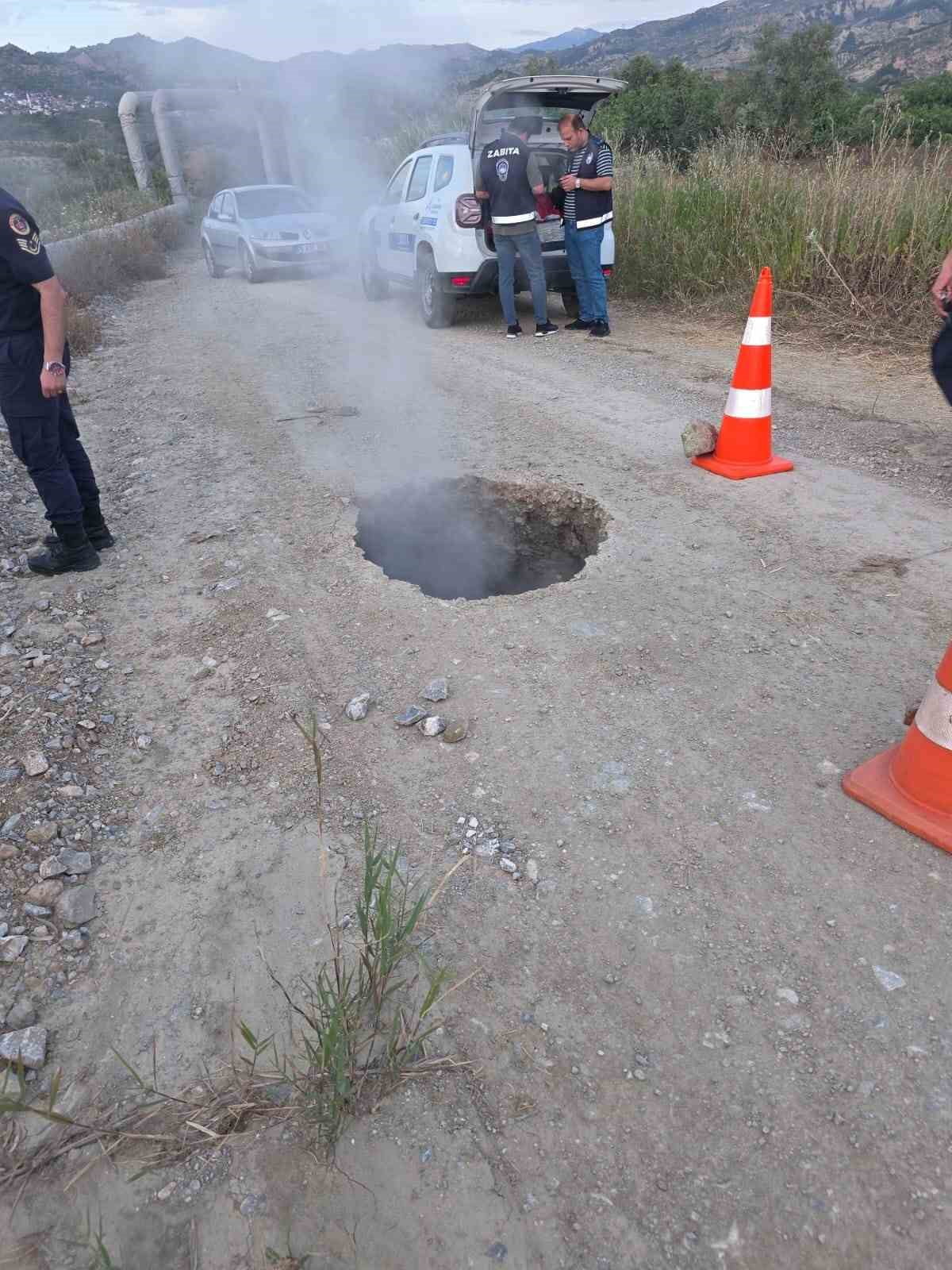 AYDIN'IN GERMENCİK İLÇESİNE BAĞLI BOZKÖY YOLU ÜZERİNDE MEYDANA GELEN ÇÖKME SONRASINDA OBRUK...