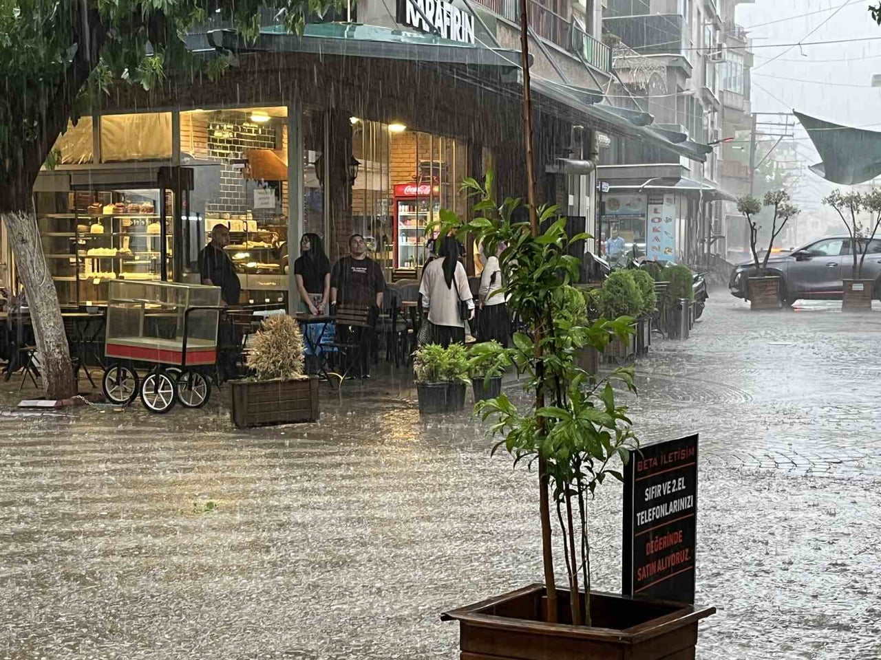 AYDIN'IN İNCİRLİOVA İLÇESİNDE ANİDEN BASTIRAN SAĞANAK VE FIRTINA NEDENİYLE CADDE VE SOKAKLAR SUYLA...