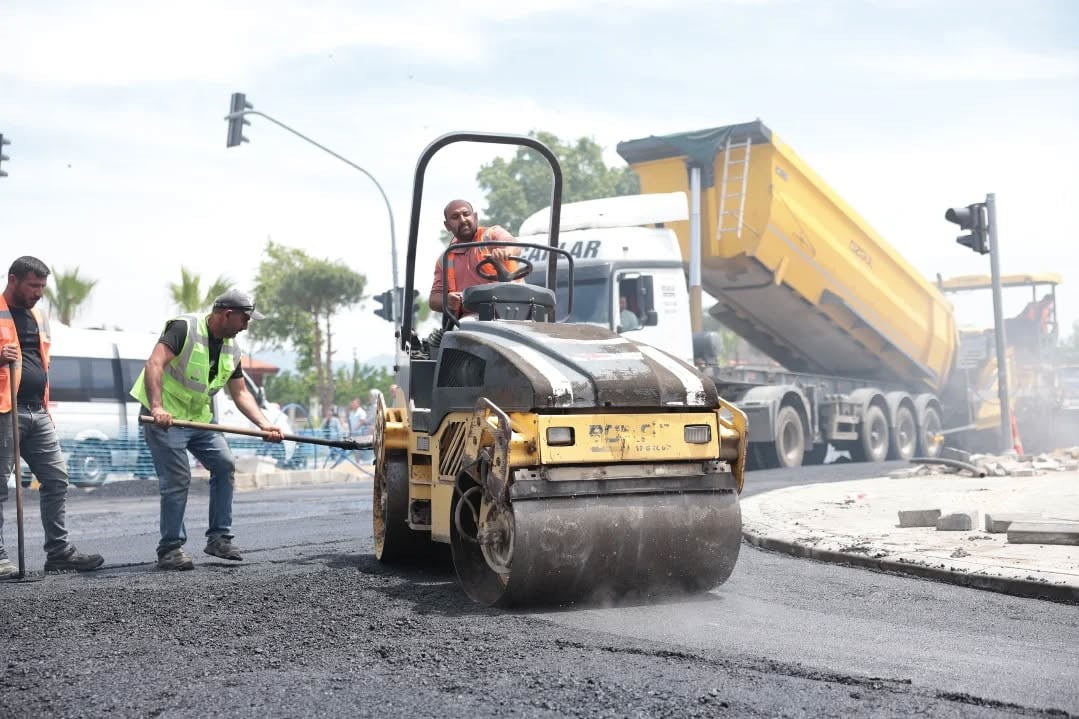 AYDIN'IN İNCİRLİOVA İLÇESİNDE YAPIMI SÜREN ANAYOL VE ÇEVRE DÜZENLEME ÇALIŞMALARI ARALIKSIZ DEVAM...