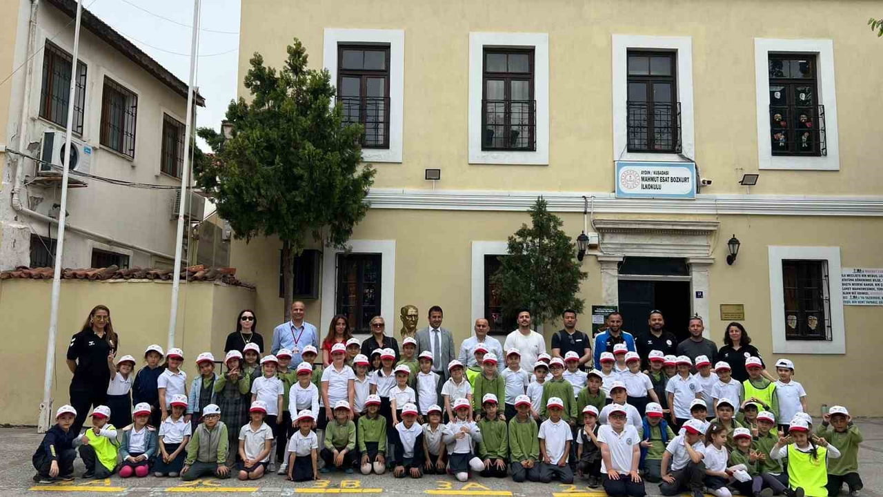 AYDIN'IN KUŞADASI İLÇESİNDE DÜZENLENEN ÇOCUK ATLETİZM ŞENLİĞİ’NDE MİNİK ÖĞRENCİLER KURULAN...