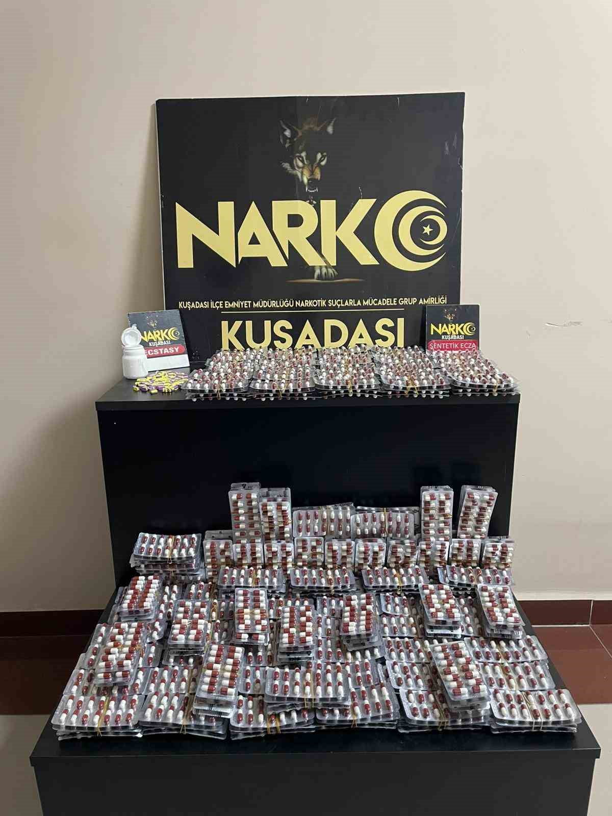 AYDIN'IN KUŞADASI İLÇESİNDE NARKOTİK EKİPLERİNCE DÜZENLENEN OPERASYONDA 5 BİN 989 ADET SENTETİK...
