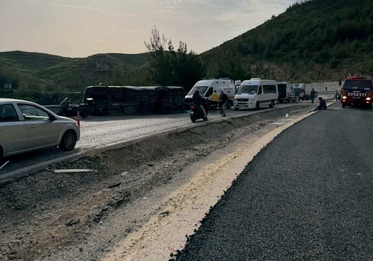 AYDIN'IN KUŞADASI İLÇESİNDE OTOMOBİL İLE YOLCU MİNİBÜSÜ İLE OTOMOBİLİN ÇARPIŞMASI SONUCU MEYDANA...