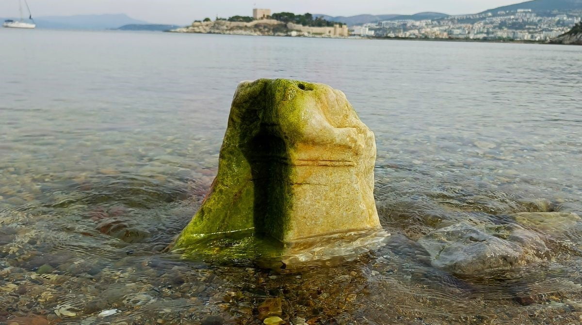 AYDIN'IN KUŞADASI İLÇESİNDEKİ YILANCIBURNU'NDA SU ALTINDA KALAN ESKİ İSKELEYE AİT SİVRİ VE PASLI...