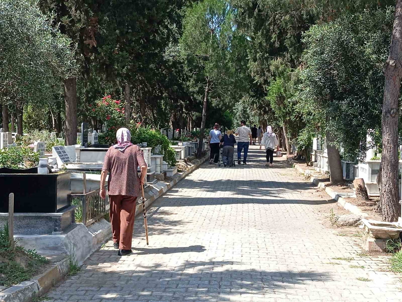 AYDIN'IN NAZİLLİ İLÇESİNDE KURBAN BAYRAMI ÖNCESİ AREFE GÜNÜNDE MEZARLIKLAR DOLUP TAŞTI...