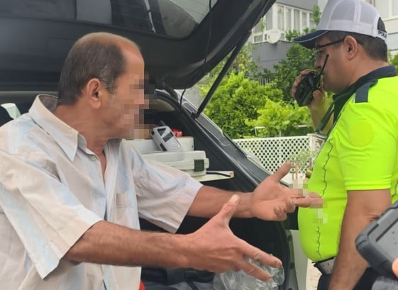 AYDIN'IN NAZİLLİ İLÇESİNDE TRAFİKTE ZİKZAKLAR ÇİZEREK İLERLEYEN VE HEM SÜRÜCÜLERE HEM YAYALARA ZOR...