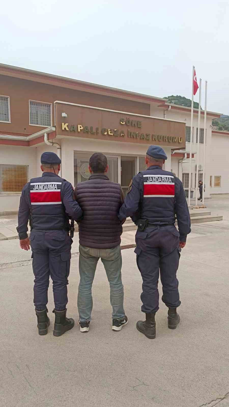 AYDIN'IN SÖKE İLÇESİNDE 17 AYRI SUÇTAN ARANAN ŞAHIS JANDARMA EKİPLERİNCE YAKALANDI.