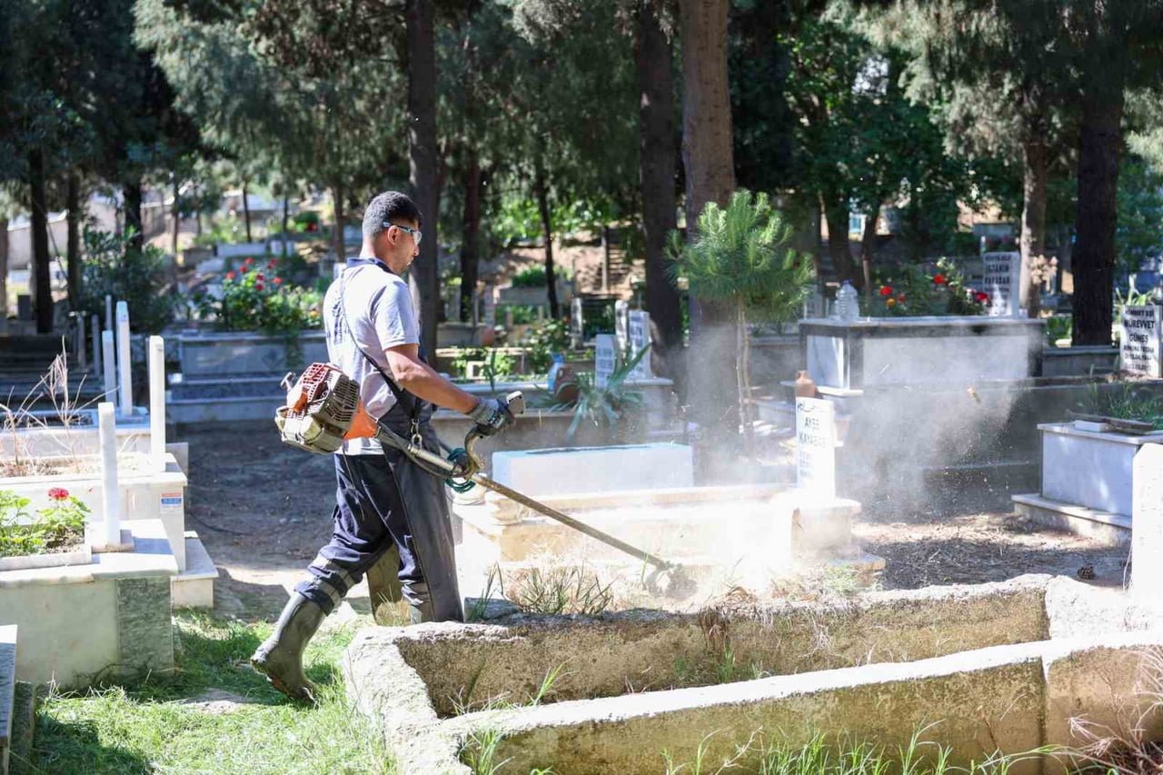 AYDIN BÜYÜKŞEHİR BELEDİYESİ, KURBAN BAYRAMI ÖNCESİNDE VATANDAŞLARIN KABİR ZİYARETLERİNİ DAHA TEMİZ...