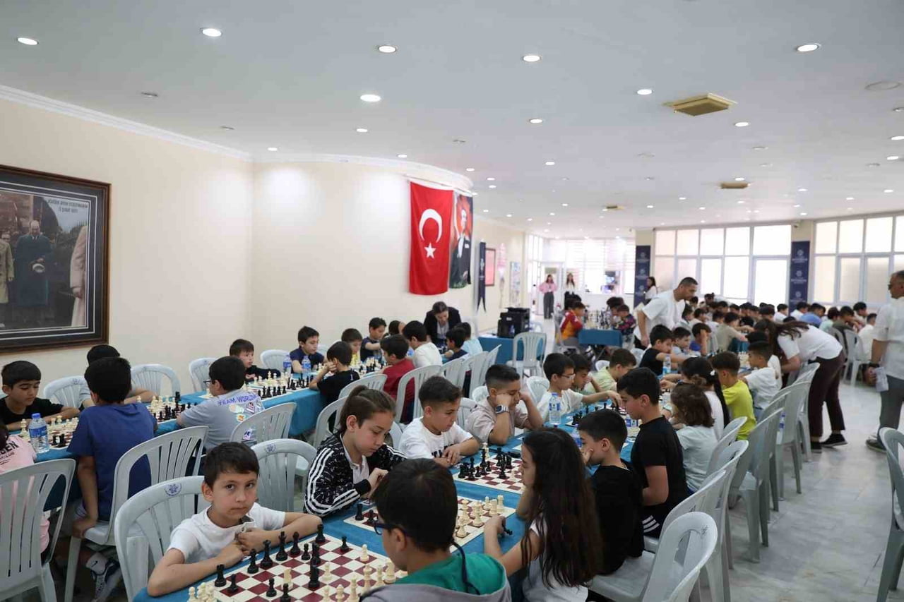 AYDIN BÜYÜKŞEHİR BELEDİYESİ TARAFINDAN DÜZENLENEN GELENEKSEL SATRANÇ TURNUVASI’NDA TER DÖKEN...
