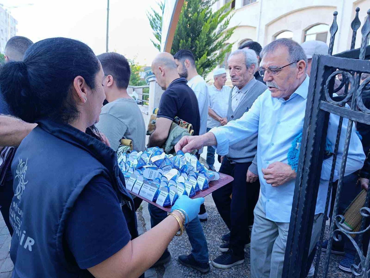 AYDIN BÜYÜKŞEHİR VATANDAŞLARLA BAYRAMLAŞTI