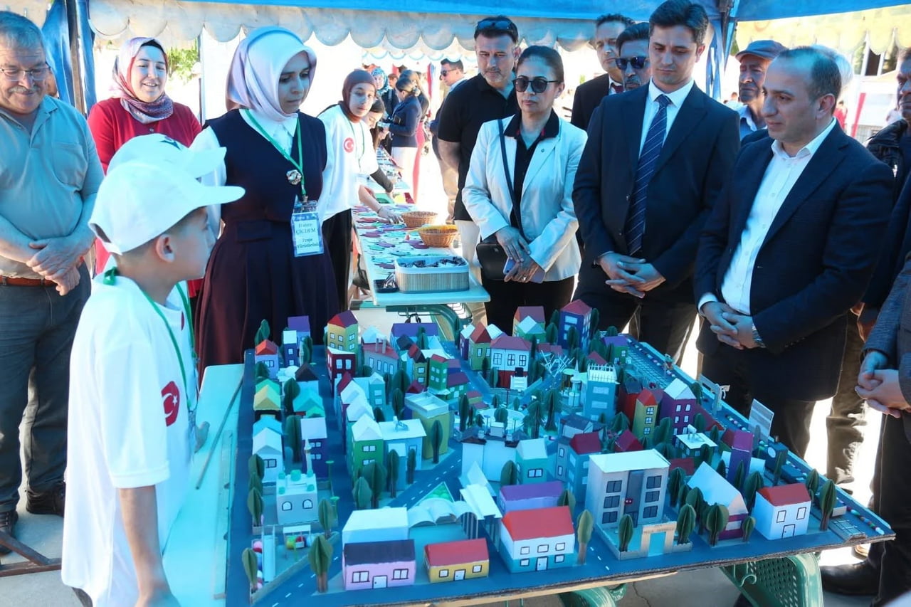 AYDIN’IN ÇİNE İLÇESİNDE ÇİNE İMAM HATİP ORTAOKULU TARAFINDAN HAZIRLANAN BİLİM FUARI DÜZENLENEN...