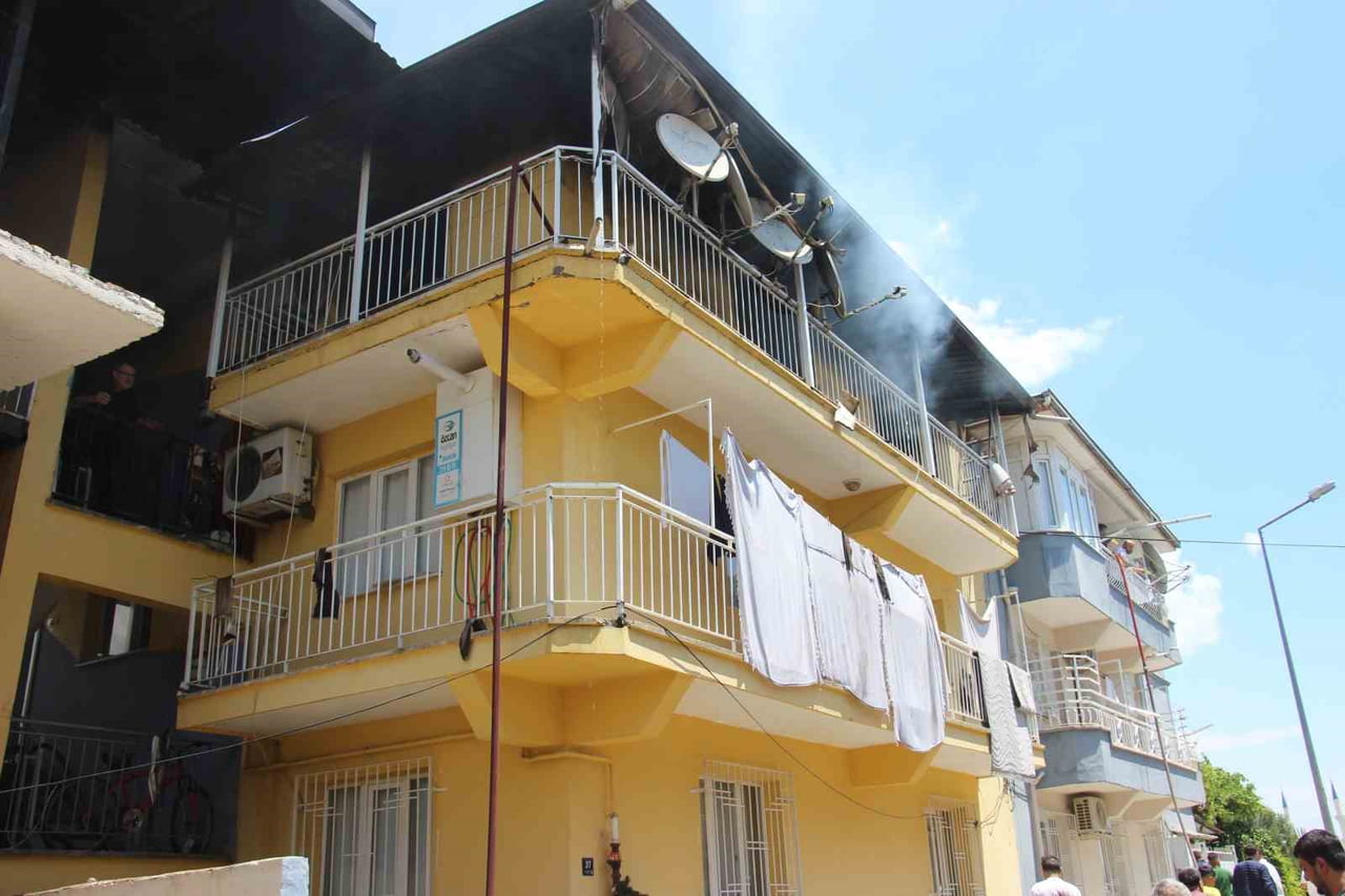 AYDIN’IN EFELER İLÇESİNDE BİR BİNANIN ÇATI KATINDA ÇIKAN VE YAN TARAFLARINDA 2 BİNAYA SIÇRAYAN...