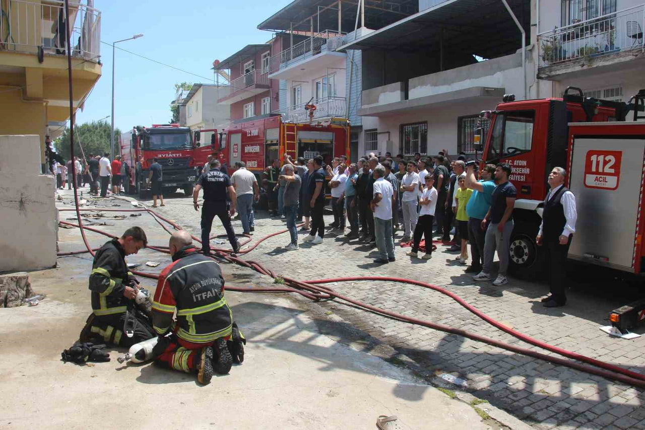 AYDIN’IN EFELER İLÇESİNDE BİR BİNANIN ÇATI KATINDA ÇIKAN VE YAN TARAFLARINDA 2 BİNAYA SIÇRAYAN...
