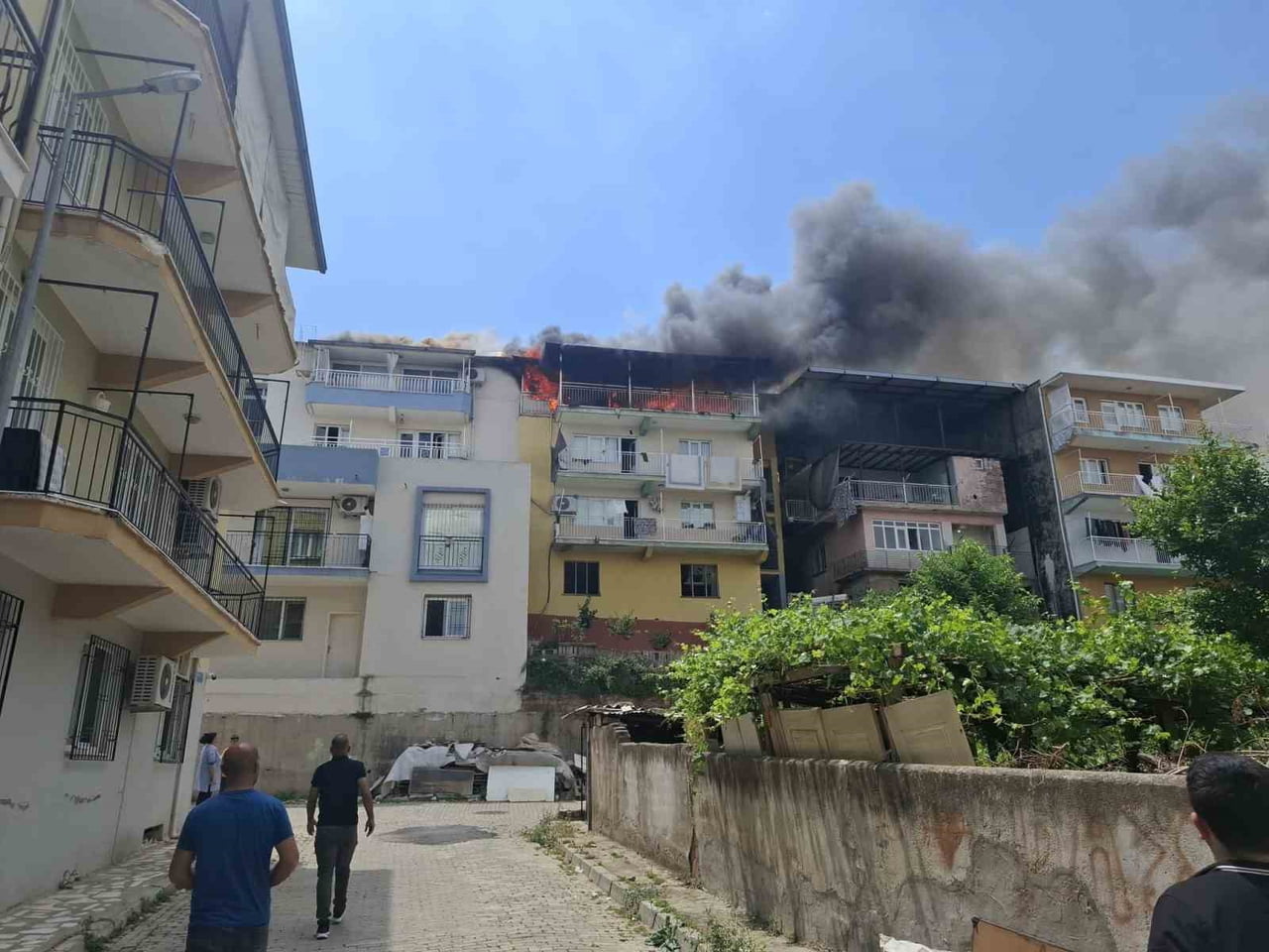 AYDIN’IN EFELER İLÇESİNDE BİR BİNANIN ÇATI KATINDA ÇIKAN YANGINA İTFAİYENİN MÜDAHALESİ...