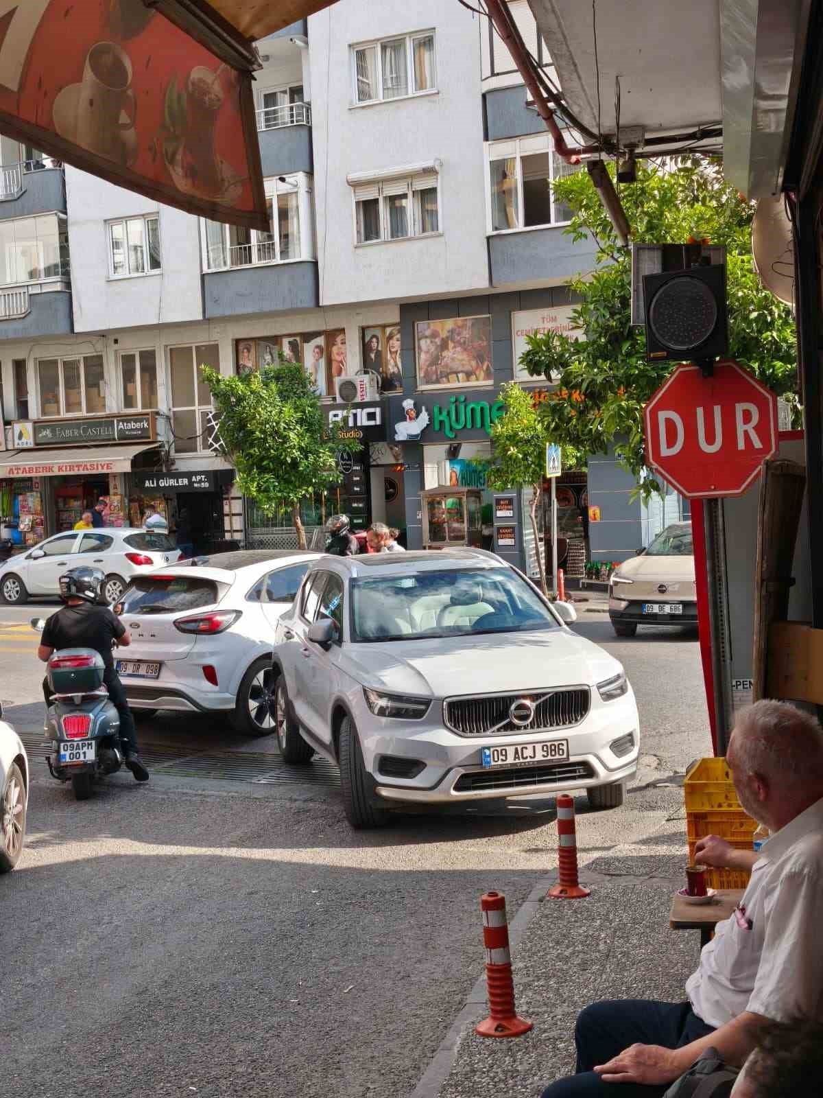 AYDIN’IN EFELER İLÇESİNDE BİR SÜRÜCÜNÜN ARACINI YOL ORTASINDA ÇAPRAZ ŞEKİLDE PARK EDEREK...