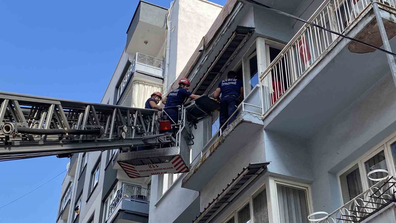 AYDIN’IN EFELER İLÇESİNDE RAHATSIZLANAN YAŞLI ADAM, APARTMANIN DAR MERDİVENLERİ NEDENİYLE...