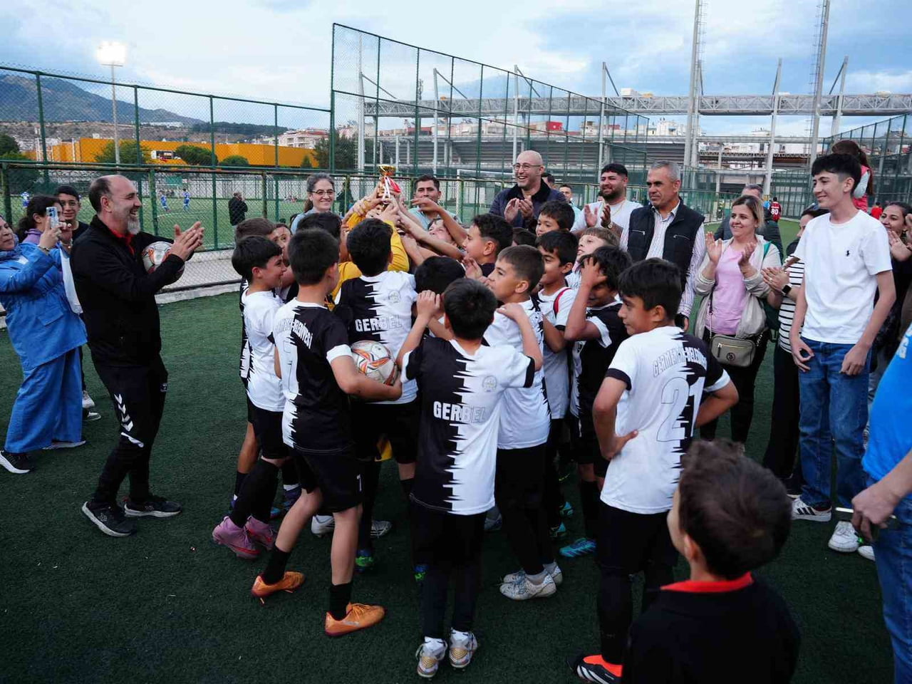 AYDIN’IN GERMENCİK İLÇESİNDE GERMENCİK BELEDİYESPOR U11 TAKIMI, SEZONU NAMAĞLUP TAMAMLAYARAK...