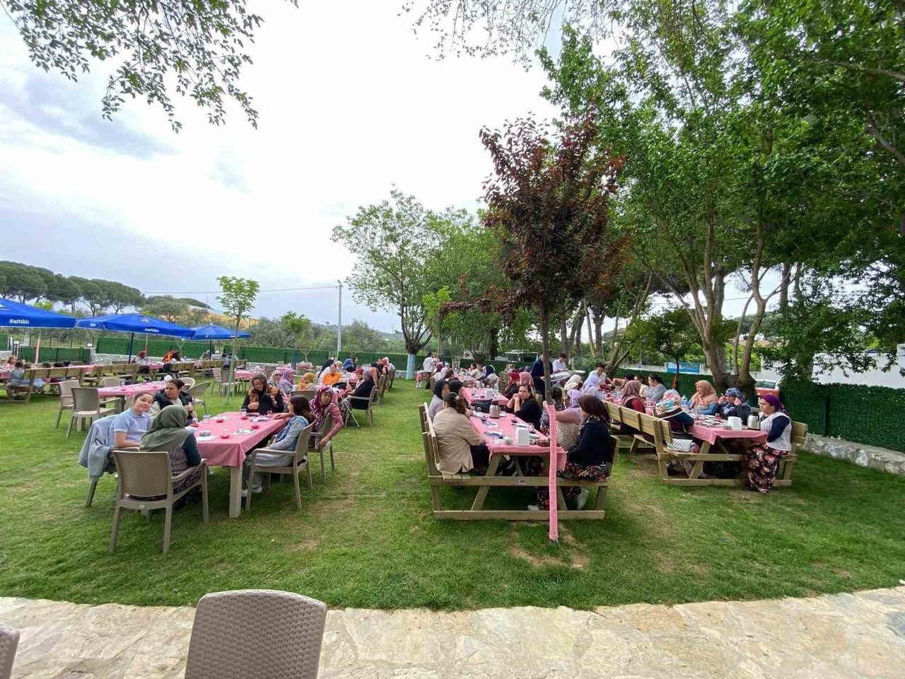 AYDIN’IN GERMENCİK İLÇESİNDE MEŞELİ MAHALLE MUHTARI BÜLENT YAVUZ, ANNELER GÜNÜ DOLAYISIYLA...