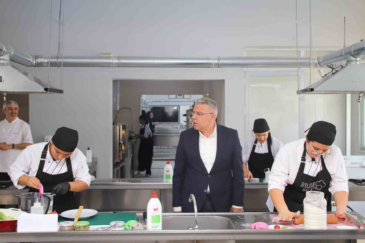 AYDIN’IN KÖŞK İLÇESİNDE DÜZENLENEN YEMEK YARIŞMASINDA MESLEK LİSESİ ÖĞRENCİLERİ HAZIRLADIKLARI...