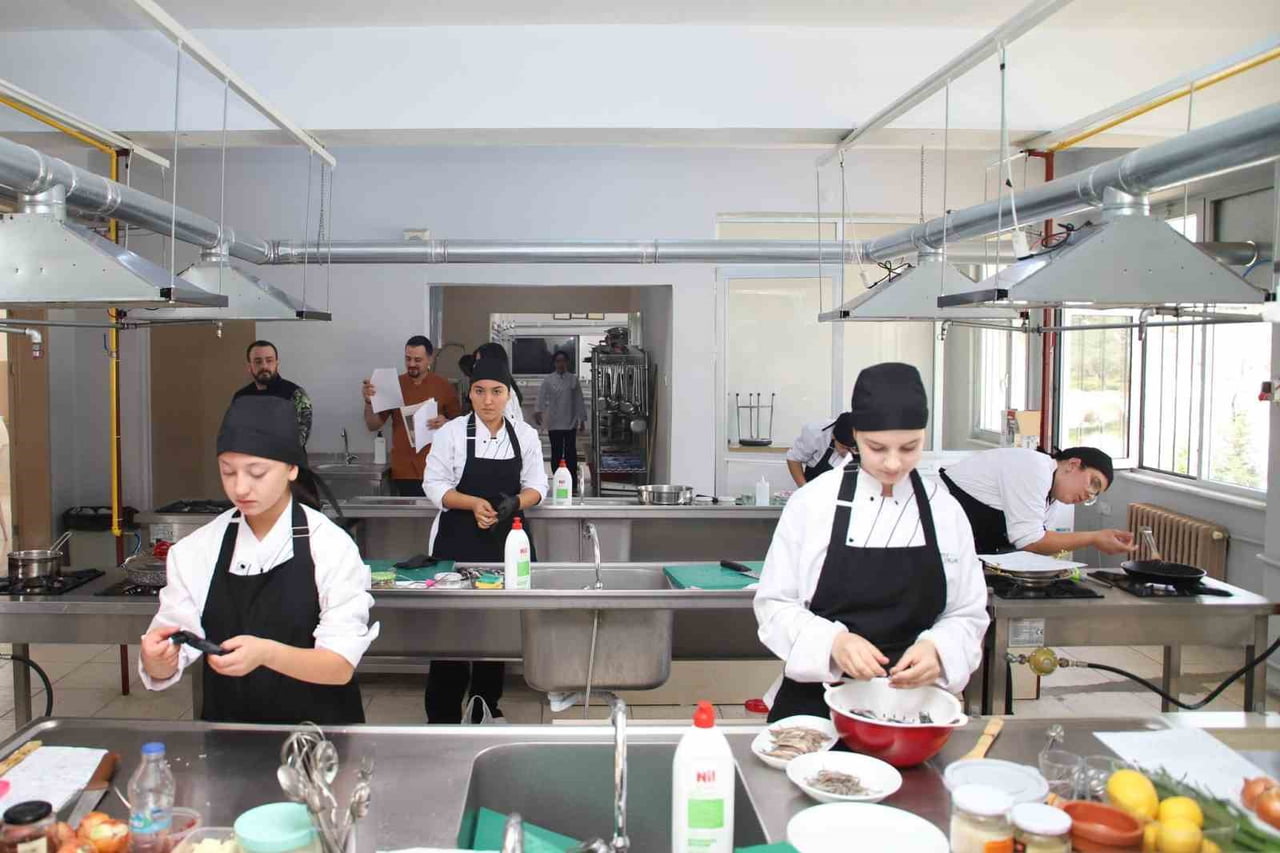 AYDIN’IN KÖŞK İLÇESİNDE DÜZENLENEN YEMEK YARIŞMASINDA MESLEK LİSESİ ÖĞRENCİLERİ HAZIRLADIKLARI...