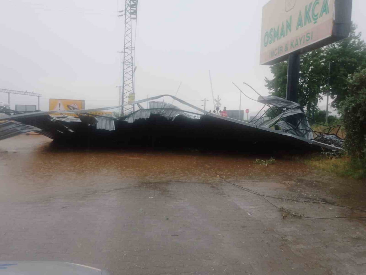 AYDIN’IN KÖŞK VE BOZDOĞAN İLÇELERİNDE ETKİLİ OLAN SAĞANAK YAĞIŞ VE FIRTINA HAYATI OLUMSUZ...