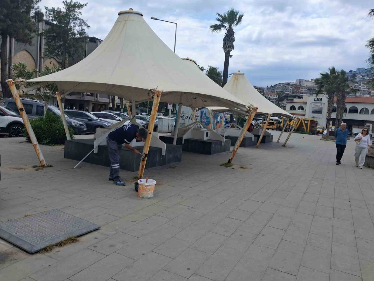 AYDIN’IN KUŞADASI İLÇESİNDE BELEDİYE EKİPLERİ, KENT GENELİNDE BAKIM VE ONARIM ÇALIŞMALARINI...