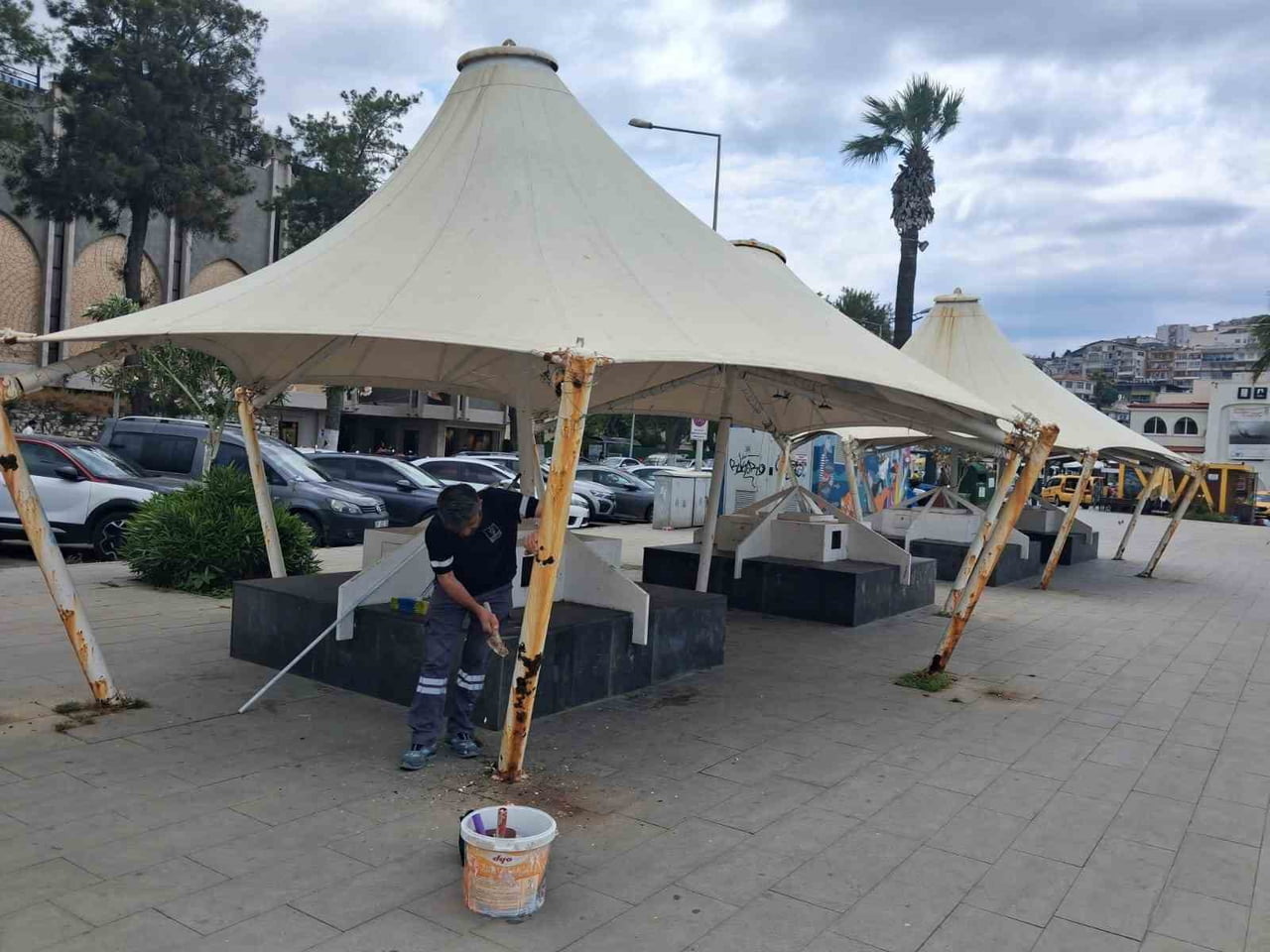 AYDIN’IN KUŞADASI İLÇESİNDE BELEDİYE EKİPLERİ, KENT GENELİNDE BAKIM VE ONARIM ÇALIŞMALARINI...