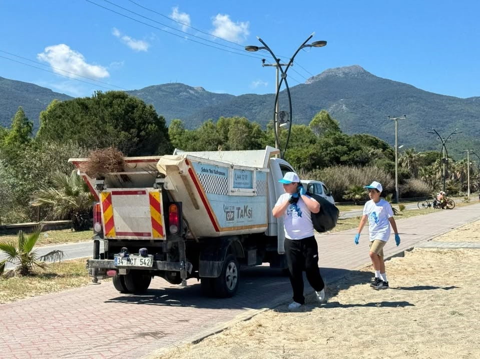 AYDIN’IN KUŞADASI İLÇESİNDE DÜZENLENEN "DENİZ ÇÖPÜ TOPLAMA ETKİNLİĞİ" KAPSAMINDA ÖĞRENCİLER...