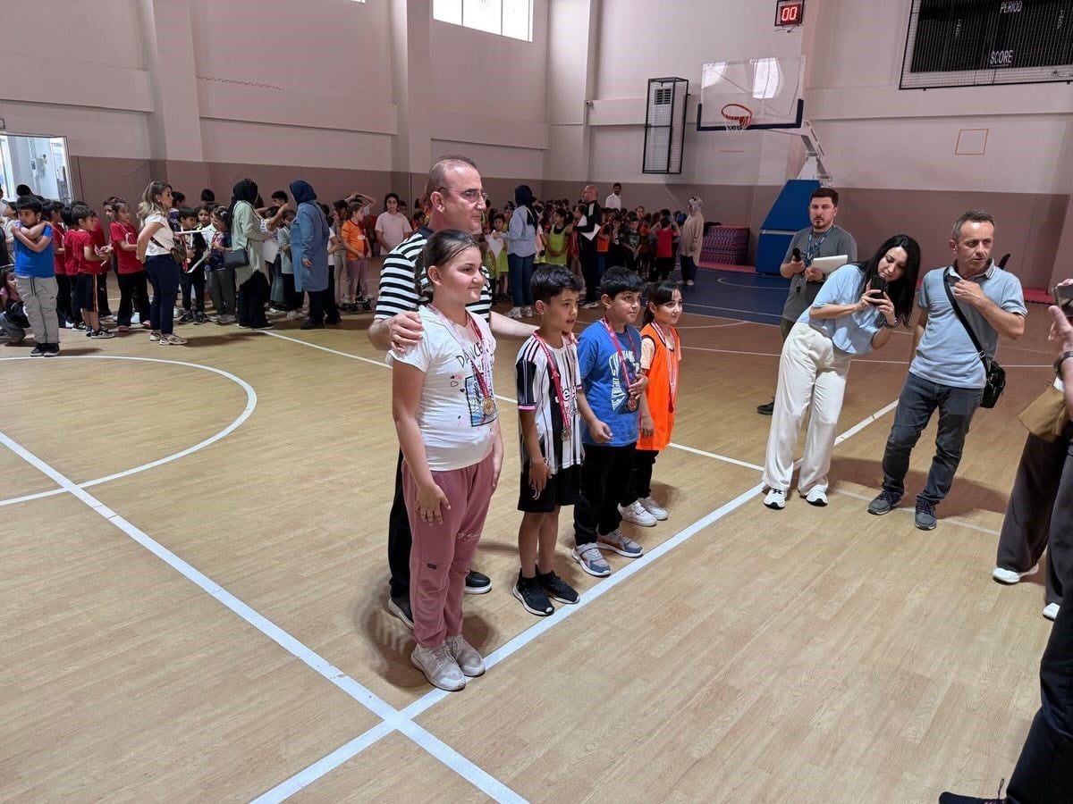 AYDIN’IN SULTANHİSAR İLÇESİNDE DÜZENLENEN GELENEKSEL ÇOCUK OYUNLARI ETKİNLİKLERİNE KATILAN...