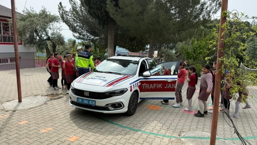 AYDIN’IN SULTANHİSAR İLÇESİNDE TRAFİK HAFTASI KAPSAMINDA SALAVATLI İLKOKULU ÖĞRENCİLERİNE TRAFİK...