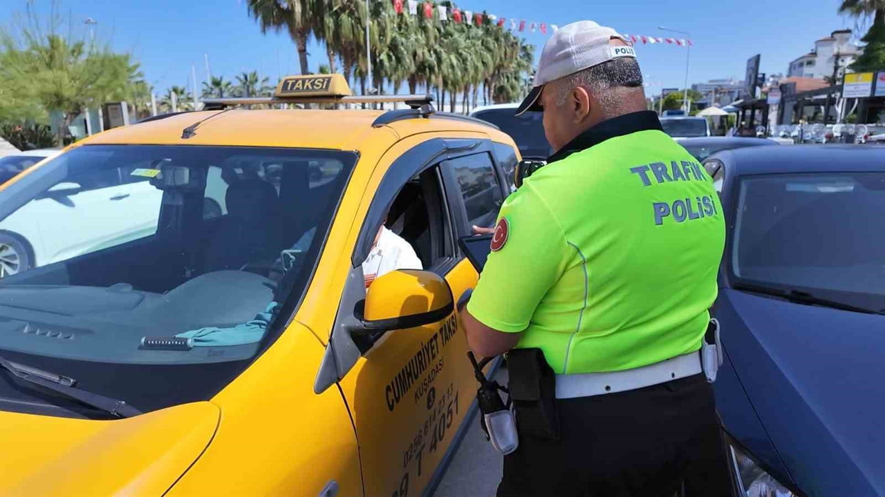 AYDIN’IN TURİZM MERKEZİ KUŞADASI’NDA YAKLAŞAN KURBAN BAYRAMI ÖNCESİ TRAFİK DENETİMLERİ HAVADAN DA...