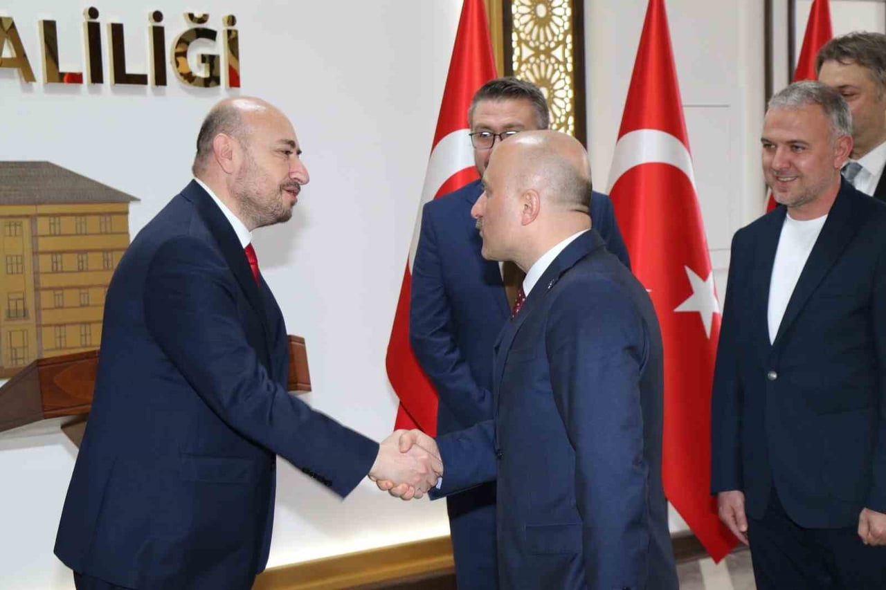 AYDIN TİCARET ODASI BAŞKANI HAKAN ÜLKEN VE YÖNETİM KURULU ÜYELERİ, AYDIN VALİLİĞİ GÖREVİNE...