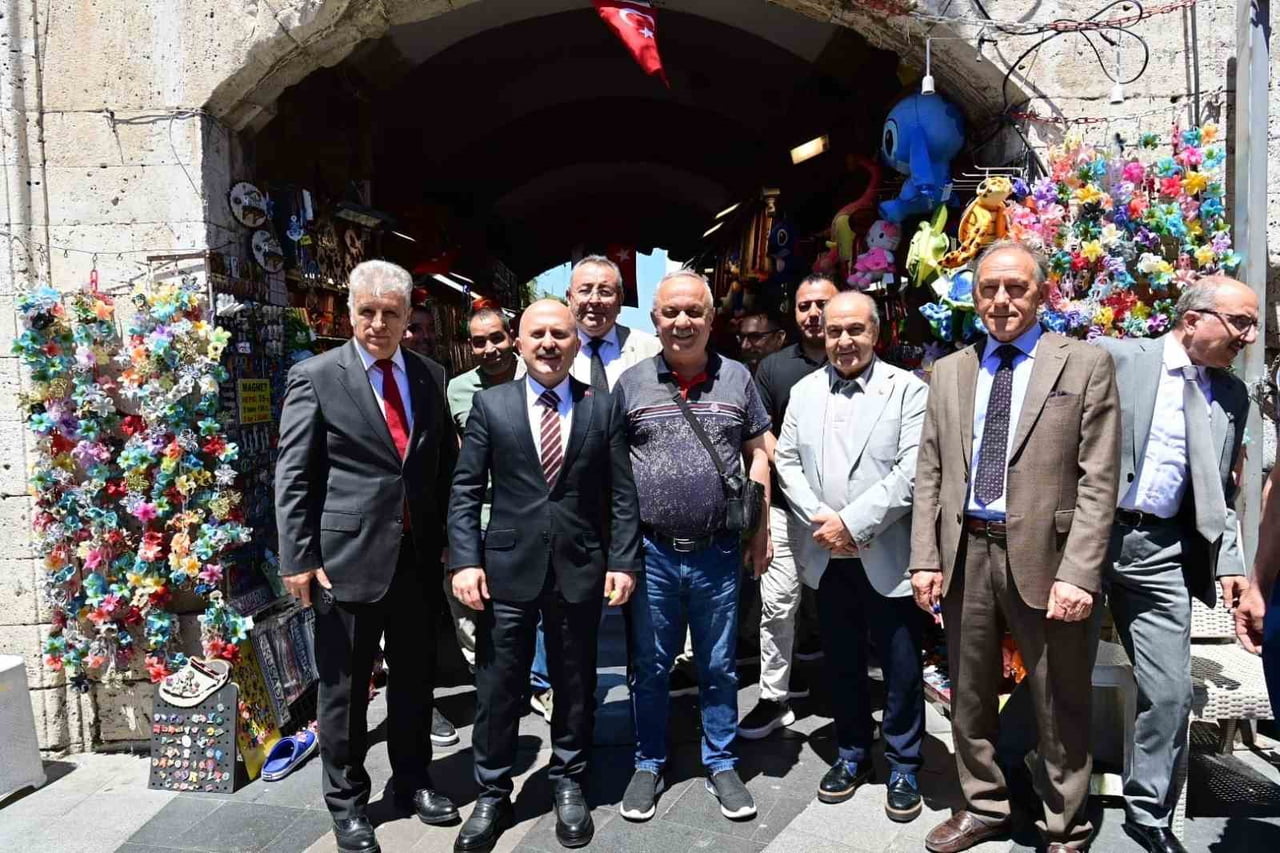 AYDIN VALİSİ DR. OSMAN VAROL'UN KUŞADASI'NDA GERÇEKLEŞTİRDİĞİ ÇARŞI ZİYARETLERİNE, KUŞADASI...