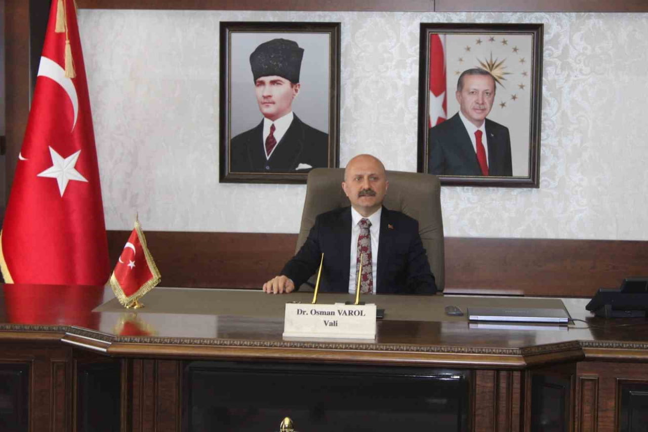 AYDIN VALİSİ DR. OSMAN VAROL ANNELER GÜNÜ DOLAYISIYLA MESAJ YAYIMLADI. VALİ VAROL, "SEVGİ, ŞEFKAT...