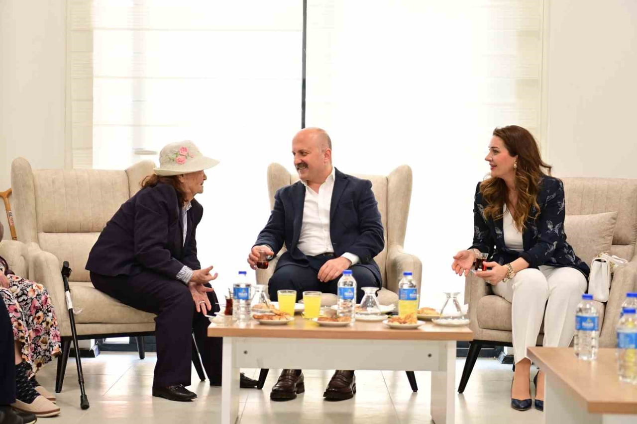 AYDIN VALİSİ DR. OSMAN VAROL VE EŞİ FUNDA VAROL, ANNELER GÜNÜ DOLAYISIYLA HUZUREVİ SAKİNLERİ İLE...