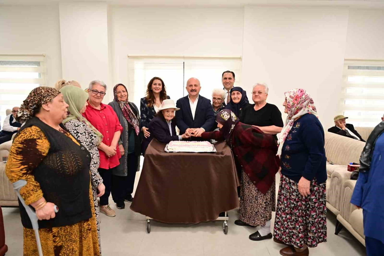 AYDIN VALİSİ DR. OSMAN VAROL VE EŞİ FUNDA VAROL, ANNELER GÜNÜ DOLAYISIYLA HUZUREVİ SAKİNLERİ İLE...