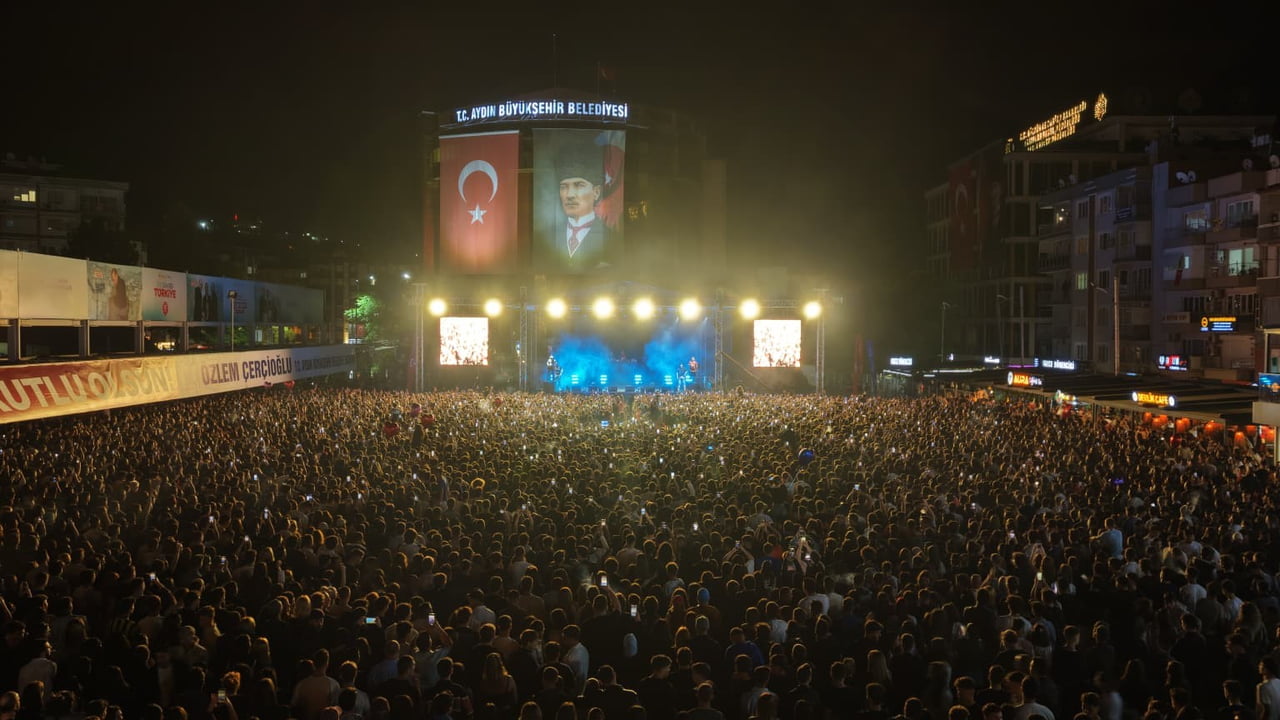 AYDINLILAR 19 MAYIS COŞKUSUNU KONSERLE TAÇLANDIRDI