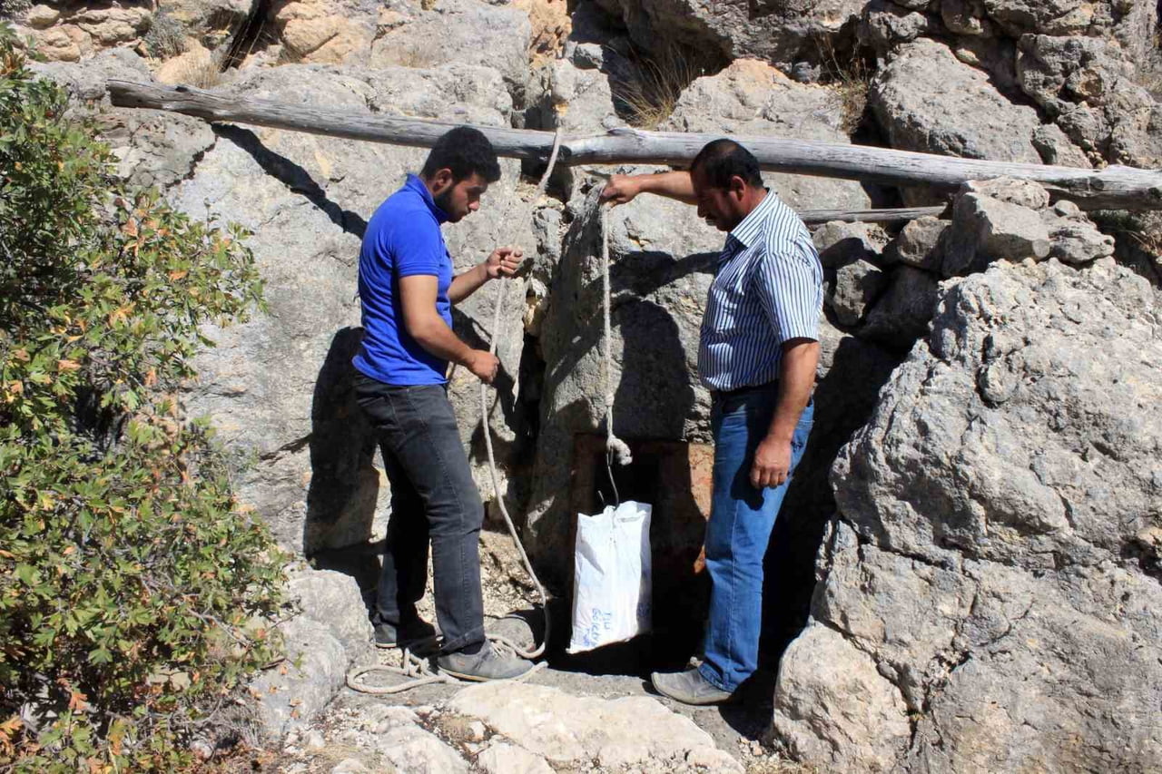 AYRANPINAR KÖYÜNDE PEYNİRLER DOĞAL BUZ MAĞARALARINDA MUHAFAZA EDİLİYOR