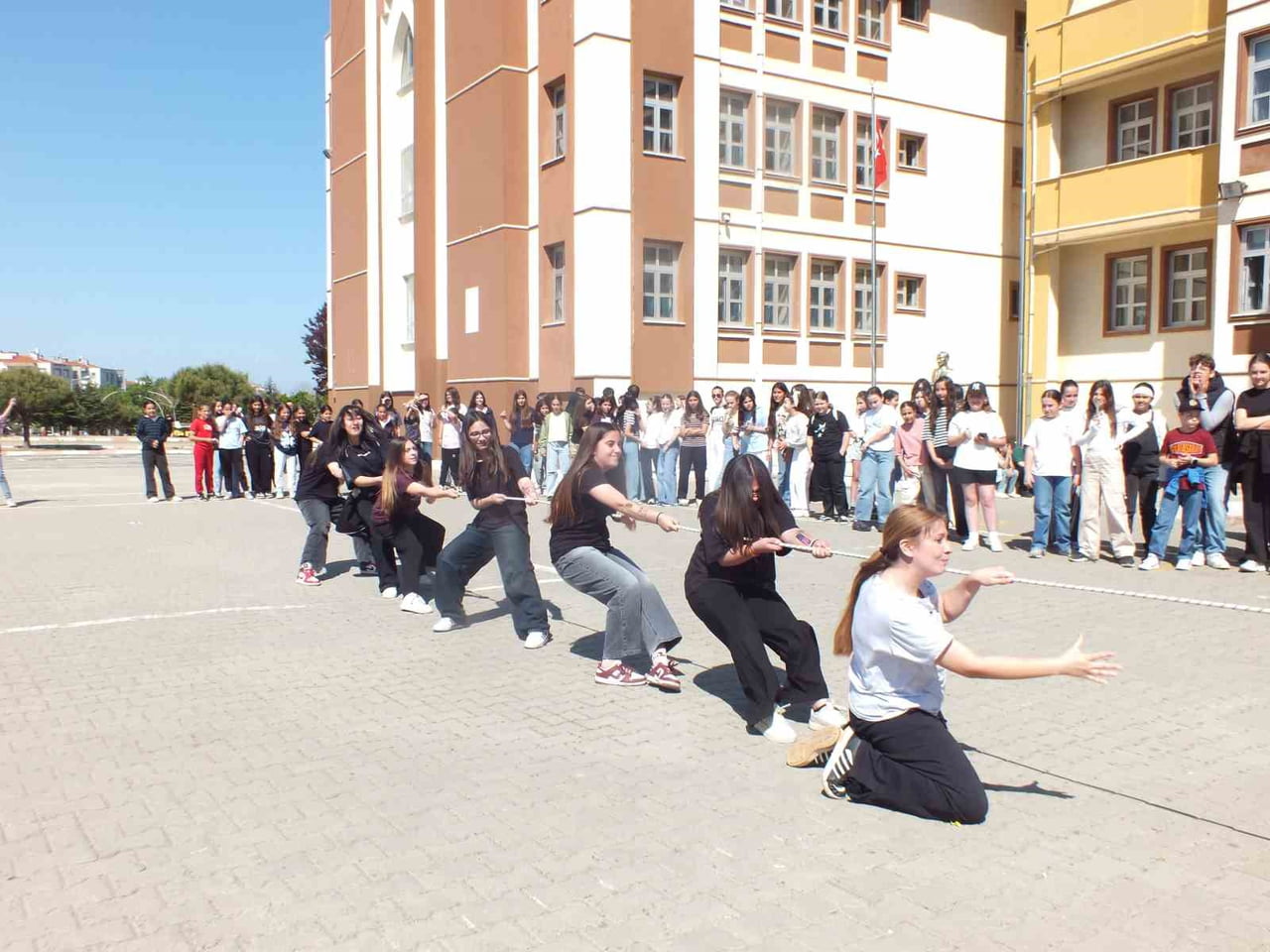 AYVALIK’TA HIDIRELLEZ ATEŞİ OKULDA YANDI