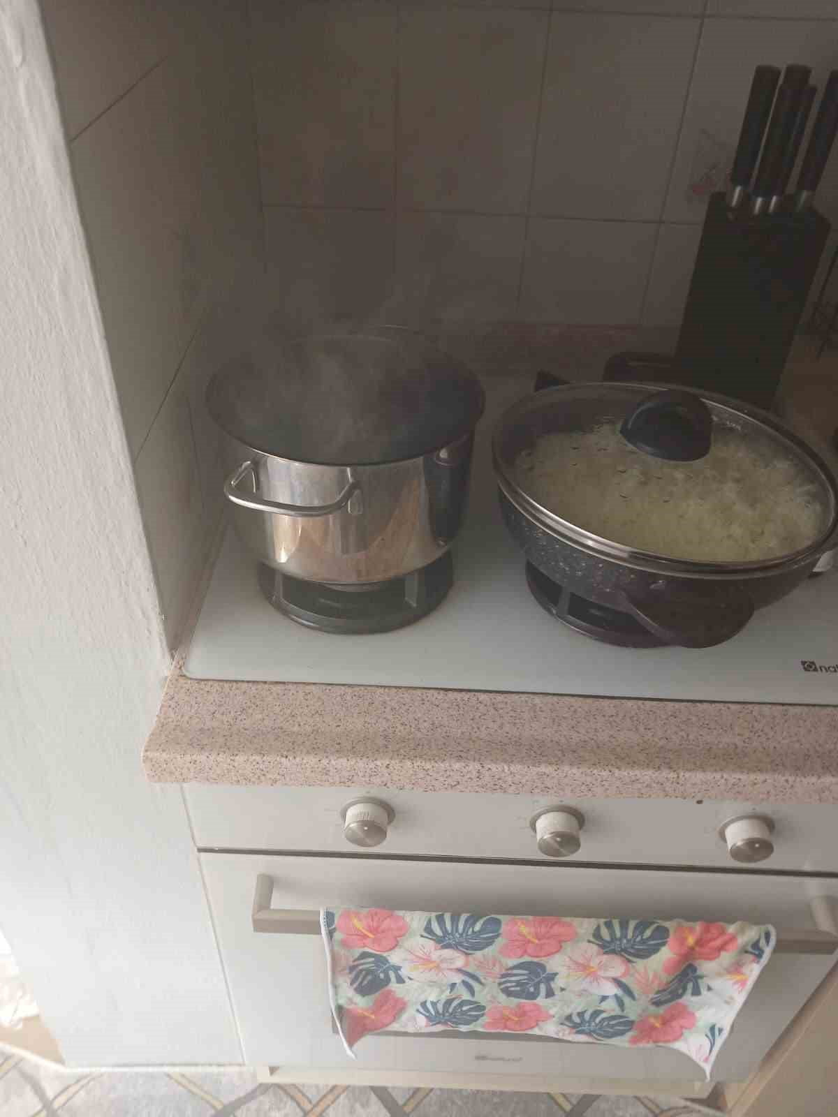 AYVALIK’TA OCAKTA UNUTULAN YEMEK PANİĞE NEDEN OLDU