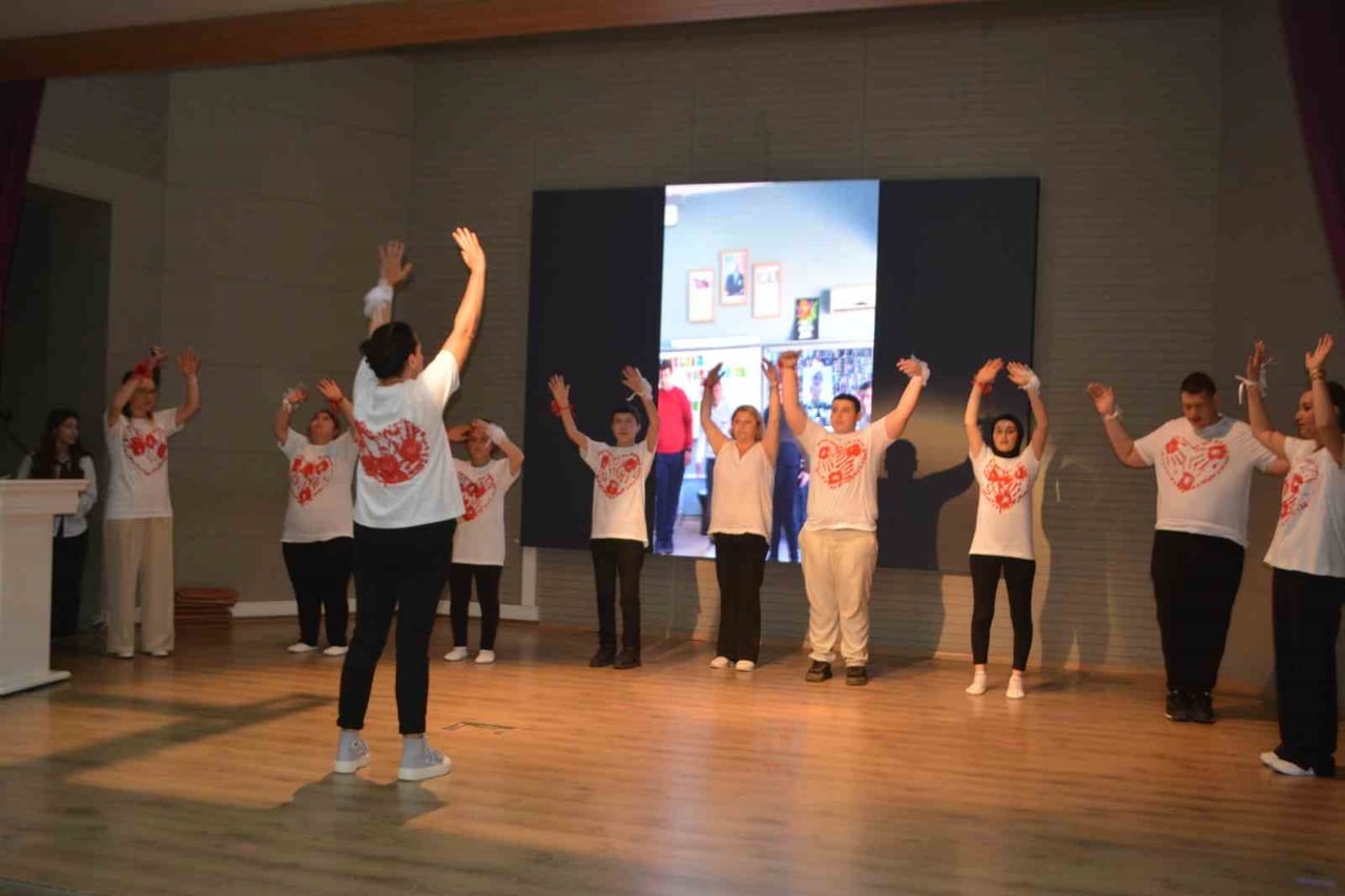 AYVALIK’TA ÖZEL ÖĞRENCİLERDEN ANLAMLI GÖSTERİM