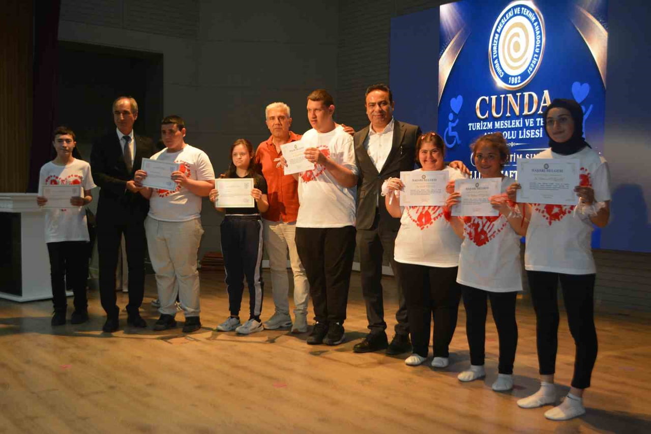 AYVALIK’TA ÖZEL ÖĞRENCİLERDEN ANLAMLI GÖSTERİM