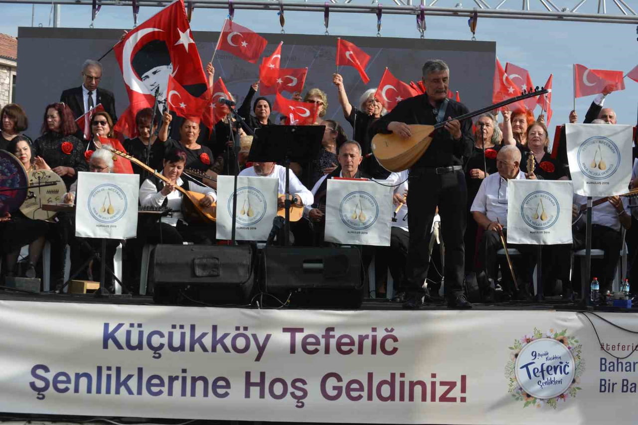 AYVALIK TEFERİC ŞENLİKLERİ'NDEN TÜRKÜLER YÜKSELDİ