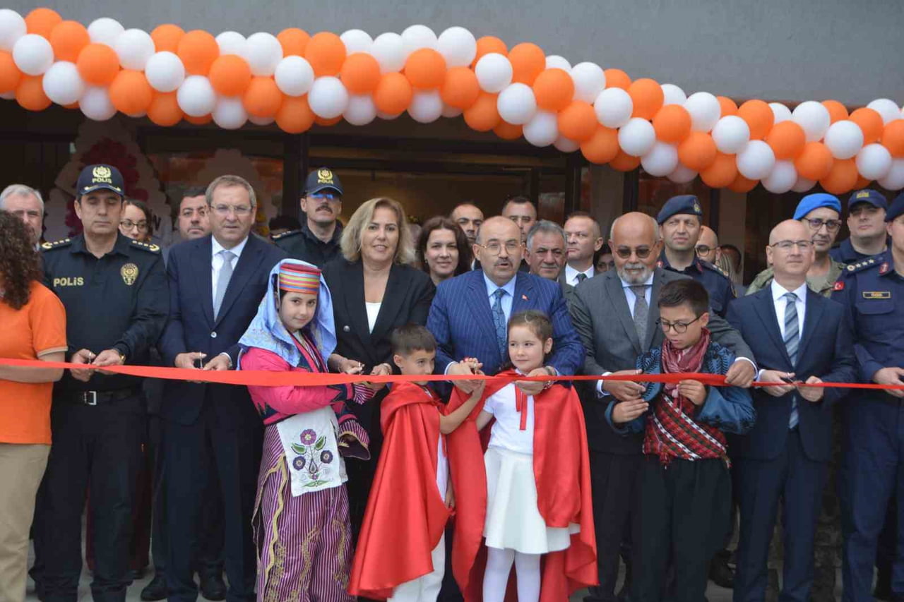 AYVALIK ZEYNEP PERKİT FEN LİSESİ’NİN AÇILIŞI VALİ USTAOĞLU ÖNCÜLÜĞÜNDE GERÇEKLEŞTİ