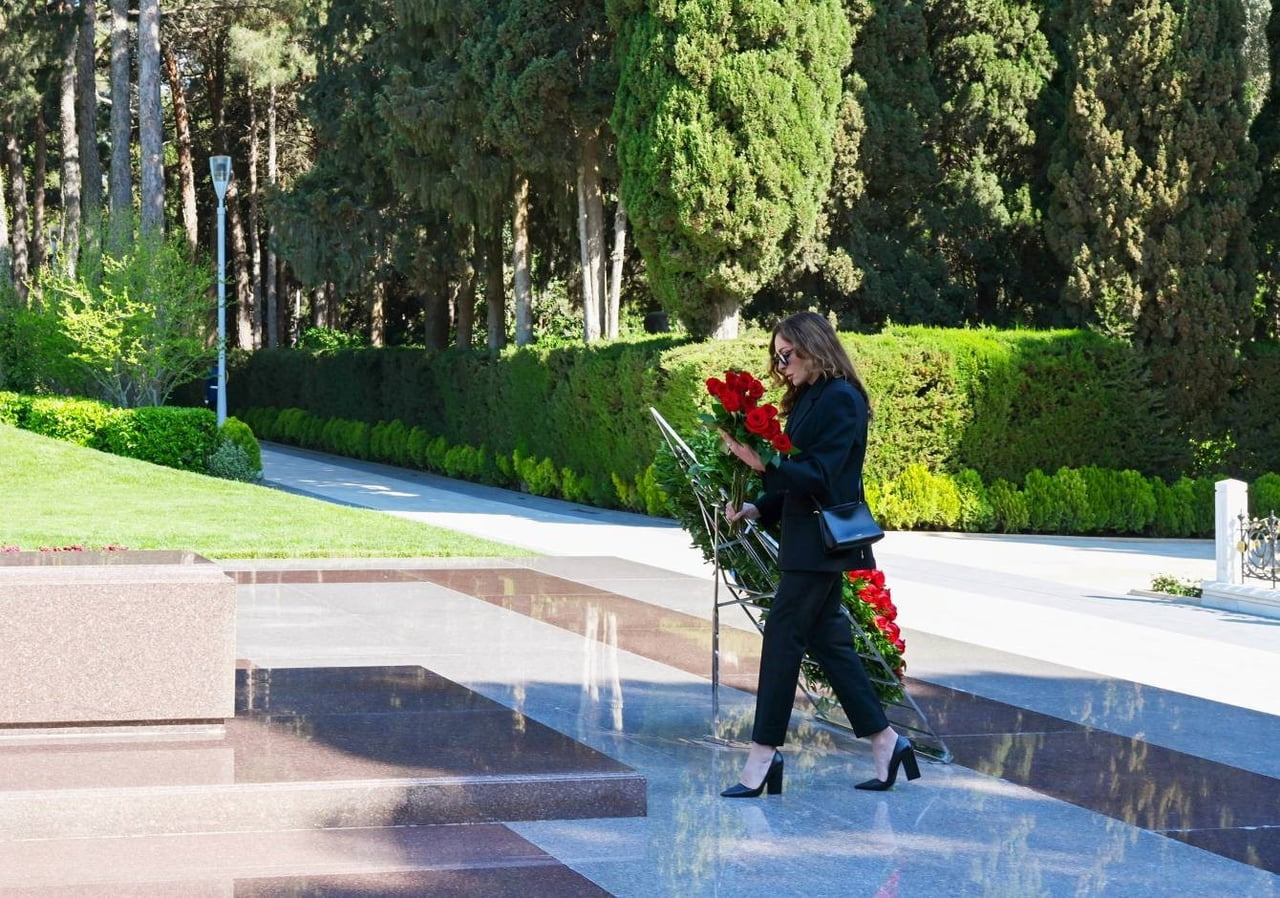 AZERBAYCAN CUMHURBAŞKANI İLHAM ALİYEV VE EŞİ, AZERBAYCAN’IN MERHUM LİDERİ HAYDAR ALİYEV’İ...