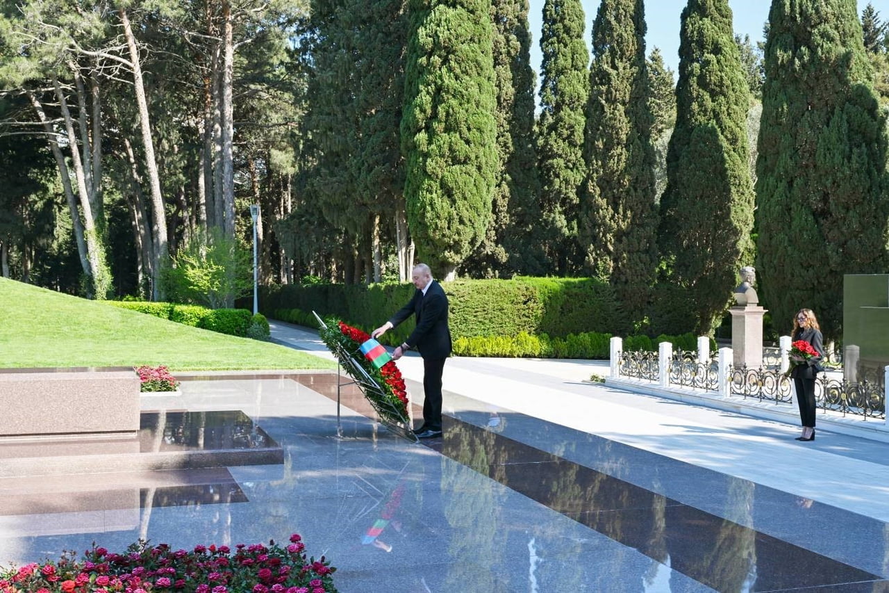 AZERBAYCAN HALKI, MERHUM CUMHURBAŞKANI HAYDAR ALİYEV'İ DOĞUMUNUN 103'ÜNCÜ YILDÖNÜMÜNDE MEZARI...