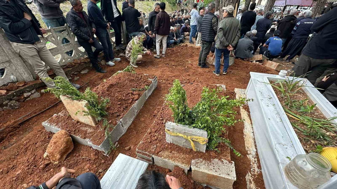 AZRA (7) VE ÖMER SELİM'İN (4) MEZARLARI (ARŞİV)